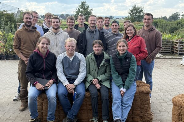 Ein erfolgreicher Start: Die neue Meisterklasse auf ihrer ersten Exkursion durch fränkische Baumschulen