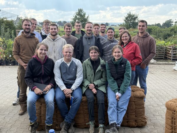 Ein erfolgreicher Start: Die neue Meisterklasse auf ihrer ersten Exkursion durch fränkische Baumschulen